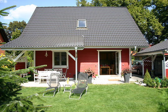 Das rote Talishaus mit Terrasse und Garten